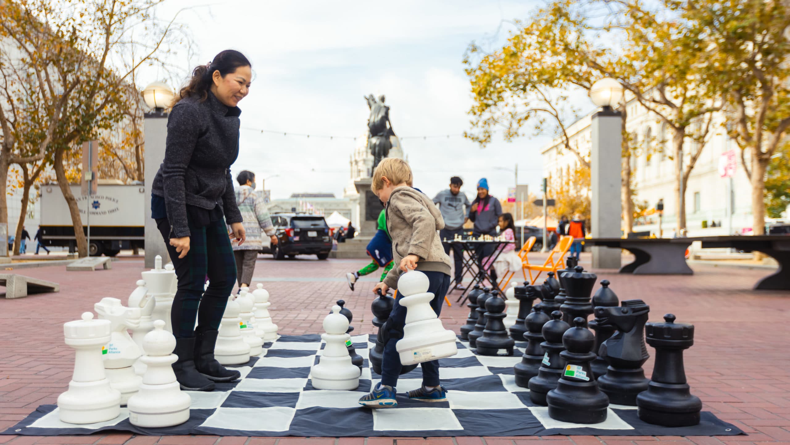 Learn and Play Chess and Mahjong at UN Plaza
